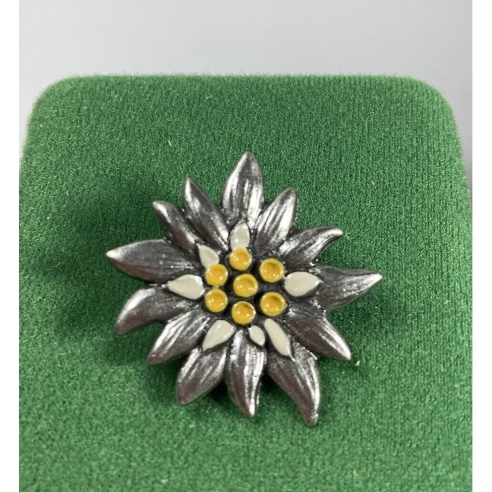 Vintage Pewter Flower Womens Brooch 93% Zinn